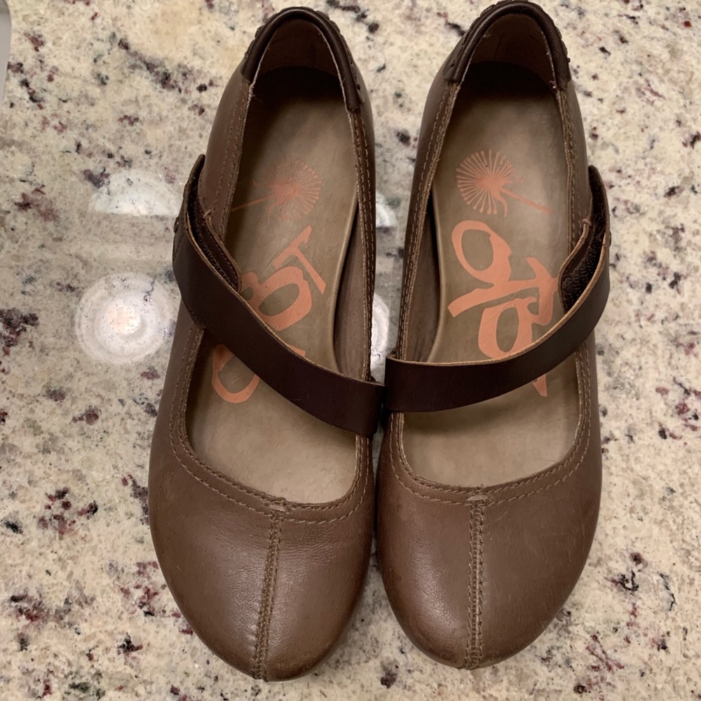 OTBT brown leather closed toe wedges